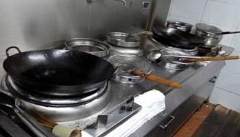 食堂燃?xì)庠罹? />
<h3>
食堂燃?xì)庠罹?
</h3>
1、使用燃?xì)庠罹咔埃瑧?yīng)先檢查所有截門(mén)是否關(guān)閉,確認(rèn)無(wú)誤后,開(kāi)啟總截門(mén)再進(jìn)行使用。<br />
2、操作時(shí)須嚴(yán)格執(zhí)行“火等氣”的原則,嚴(yán)禁先開(kāi)氣后點(diǎn)火,以防爆燃。<br />
3、點(diǎn)火時(shí),應(yīng)先點(diǎn)燃點(diǎn)火棒,再點(diǎn)燃長(zhǎng)明火,由長(zhǎng)明火點(diǎn)燃主火孔。嚴(yán)禁違章操作。<br />
4、間斷使用時(shí),須先確認(rèn)長(zhǎng)明火是否長(zhǎng)明,如已熄滅,須按第三條重新操作。嚴(yán)禁盲目操作而發(fā)生燃?xì)庑孤丁?br />
5、使用完畢后,應(yīng)按程序先關(guān)小截門(mén),再關(guān)中截門(mén),最后關(guān)閉總截門(mén)。嚴(yán)禁只關(guān)總截門(mén)而不關(guān)中、小截門(mén)。<br />
6、凡使用者必須保持灶具設(shè)備干凈整潔、完好無(wú)損,發(fā)現(xiàn)問(wèn)題及時(shí)報(bào)告。<br />
7、如發(fā)現(xiàn)燃?xì)庑孤兑⒓搓P(guān)閉總截門(mén),迅速開(kāi)窗通風(fēng)并及時(shí)報(bào)修。<br />
8、下班時(shí),必須檢查所有燃?xì)饨亻T(mén)、電器開(kāi)關(guān)是否關(guān)閉,確認(rèn)無(wú)誤后,方可下班離崗。<br />
<hr />
<img src=